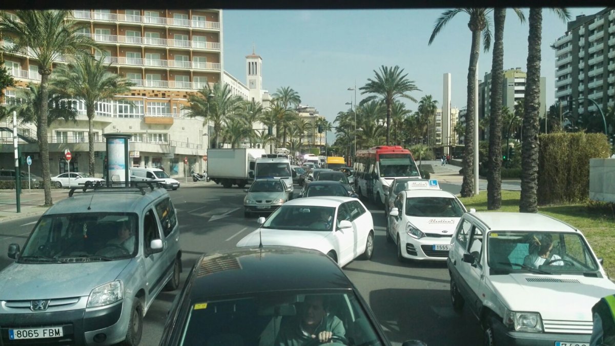 Atascos a la altura del Gran Hotel Almería por los agricultores.