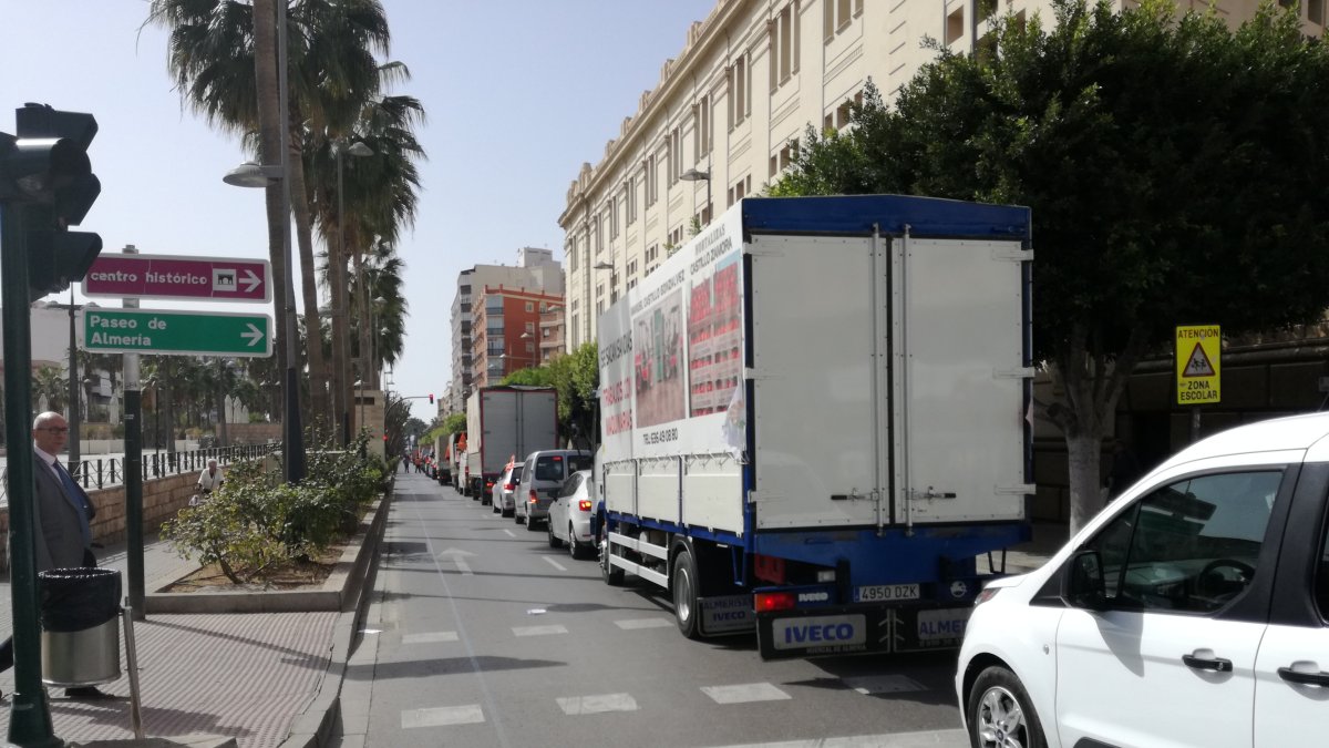 Largas filas de vehículos para protestar por los bajos precios