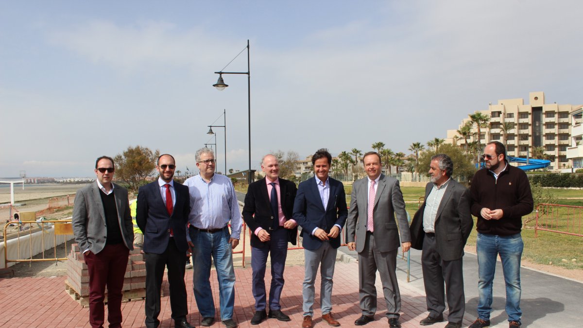 En la imagen, visita el pasado viernes a las obras del carril bici en Almerimar.