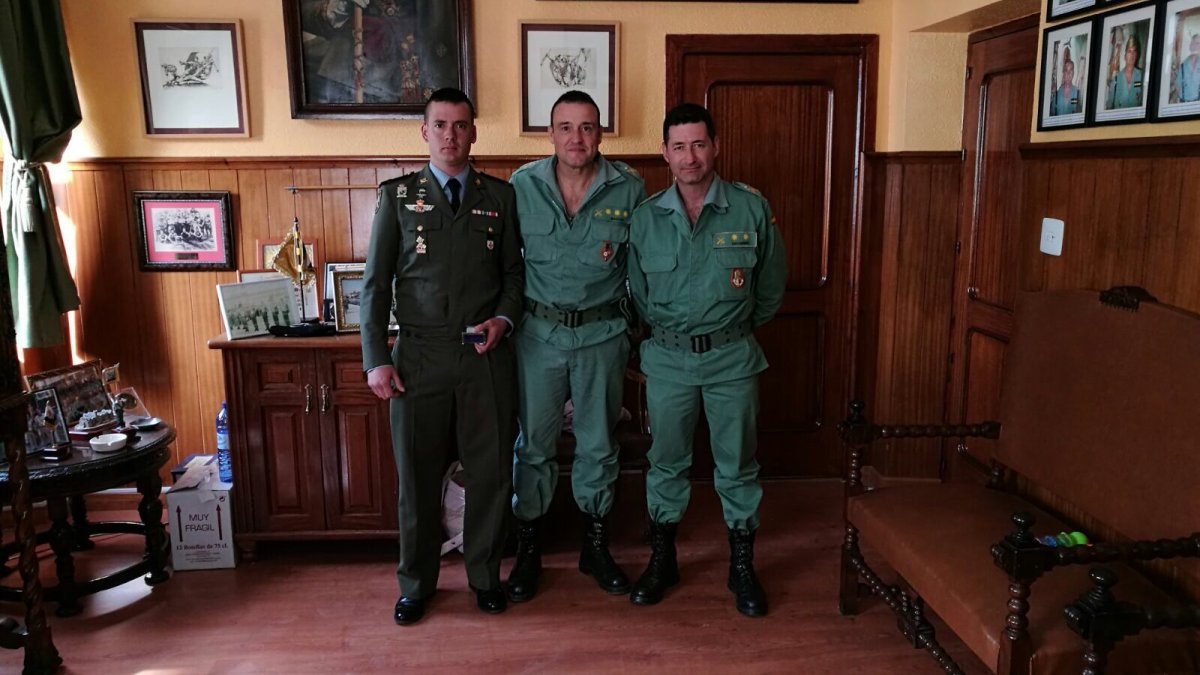 Iván castro acompañado del coronel Victor Badós y teniente coronel Manuel Navarro en acto de entrega del estuche con la bala.