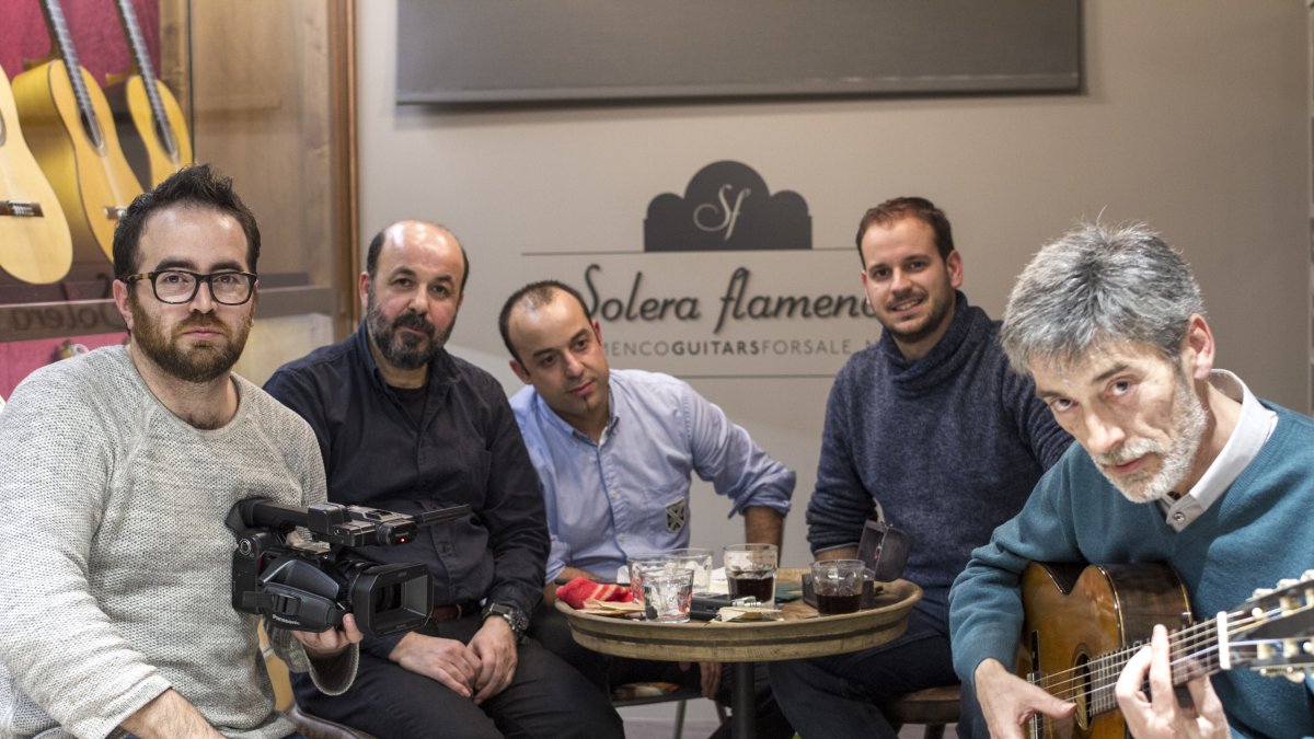 Los realizadores, con Mahmoud Tukmani, Jordi Franco y Carles Trepat, quien tiene en sus manos la mítica guitarra Invencible.