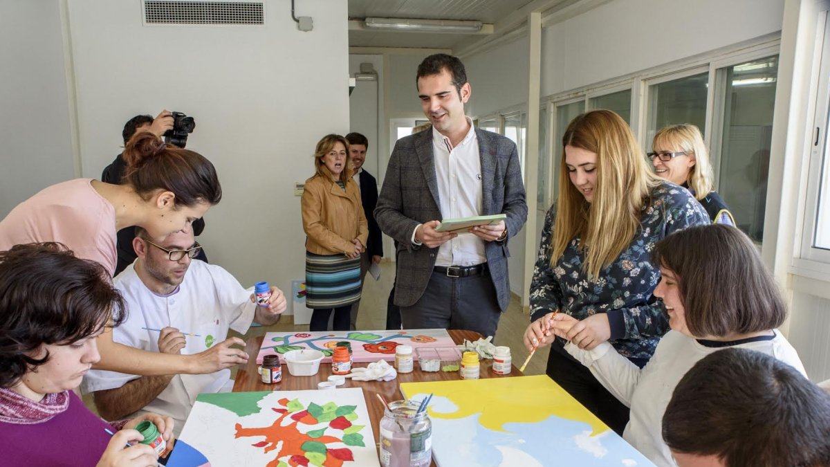 Visita del alcalde y la concejal de Familia a las instalaciones de la asociación.