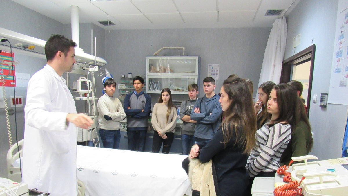Alumnos recorren las instalaciones del Hospital.
