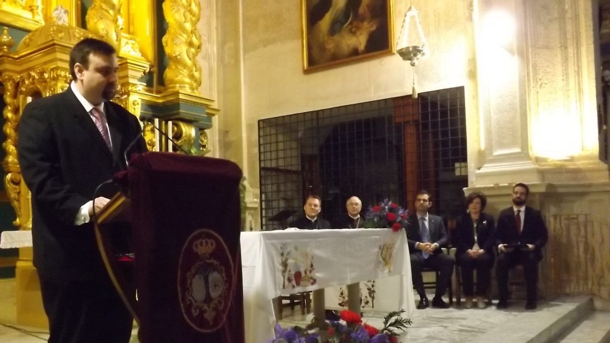 En primer plano, José Antonio Sánchez en pleno Pregón y al fondo, las autoridades.