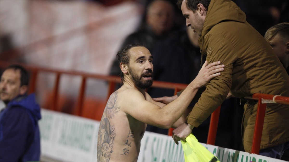 Borja Fernández regalando la camiseta a un aficionado.