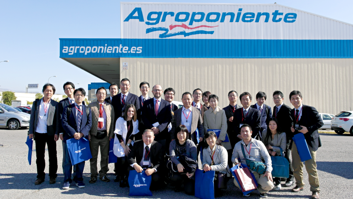 La delegación japonesa que visitó las instalaciones de Agroponiente.