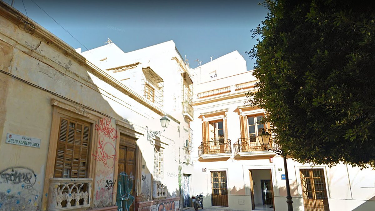 Plaza Julio Alfredo Egea, espacio que piden recuperar, con el IEA al fondo.