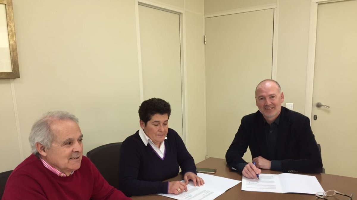 Alcalde, taxista y delegado, durante la firma del contrato.