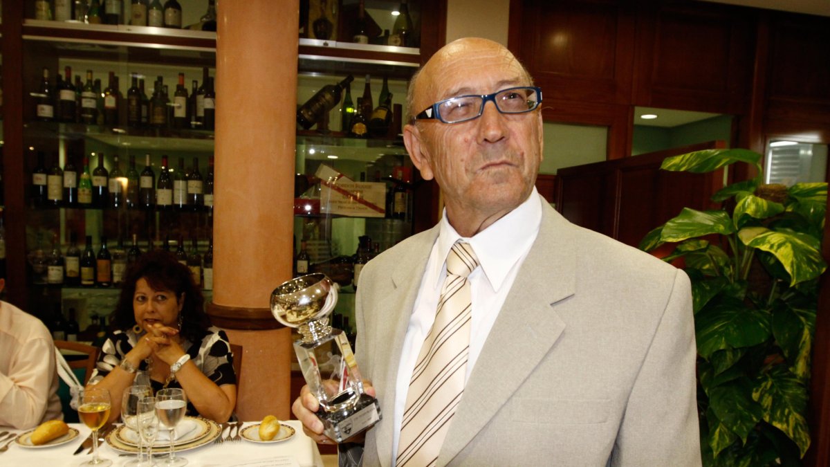 Juan Magaña en la clausura de la temporada con Surbús.