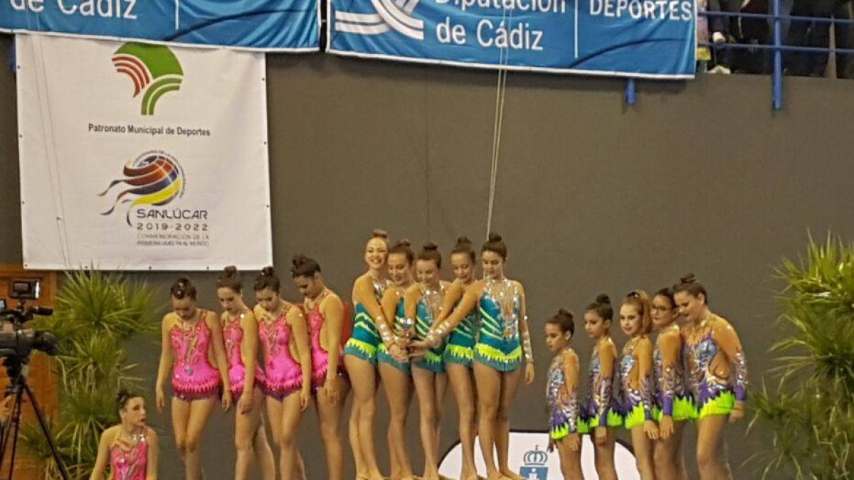 El podio por equipos.