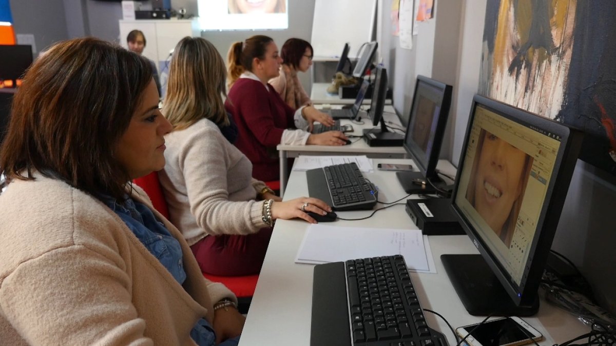 Mujeres en un centro Guadalinfo.