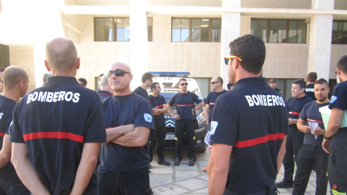 Protesta de Bomberos del Poniente en El Ejido el verano pasado. Foto de archivo.