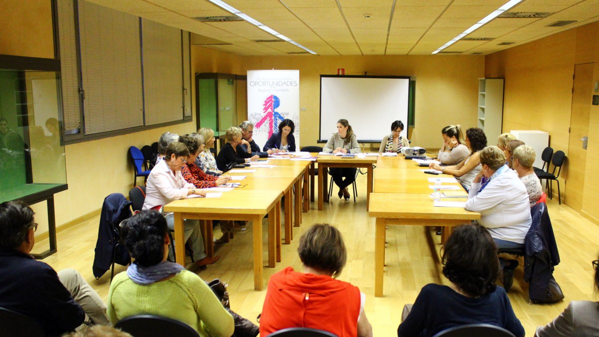 Reunión del Consejo de la Mujer en El Ejido, presidido por la concejala Delia Mira.