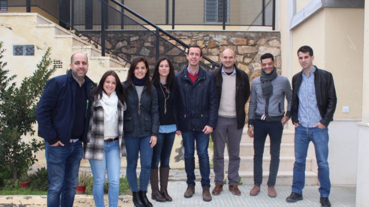 El delegado acompañado por profesionales en su visita al centro huercalense.