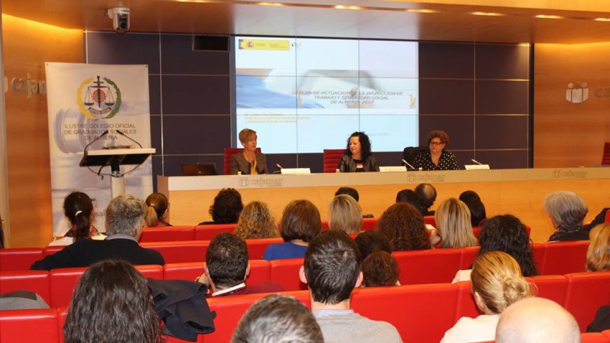 La directora del ITSS, Lidia León, acompañada de María del Mar Ayala (Graduados Sociales) y Fuensanta López (Laboralistas)