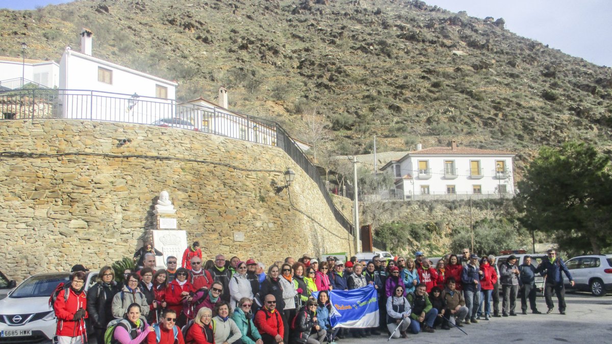 Los senderistas posan para la historia.