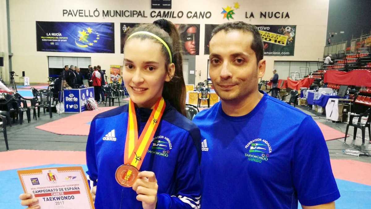 Aitana Fernández con su entrenador.