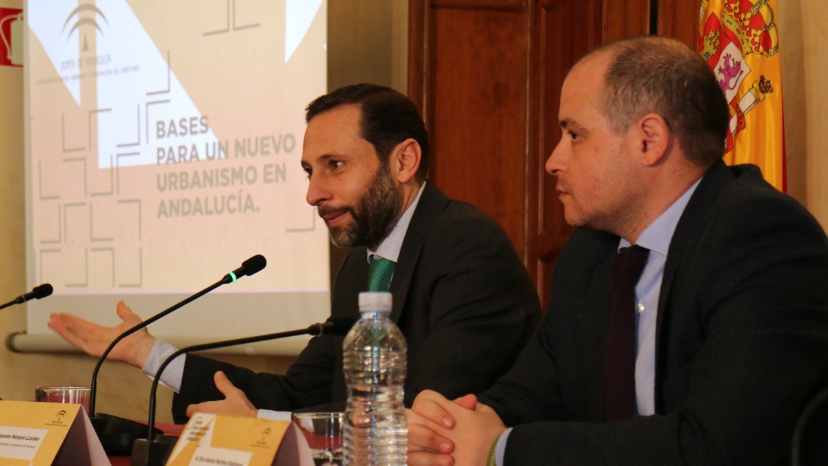 Márquez,  junto a Martínez, durante su intervención en la jornada sobre la LOUA.