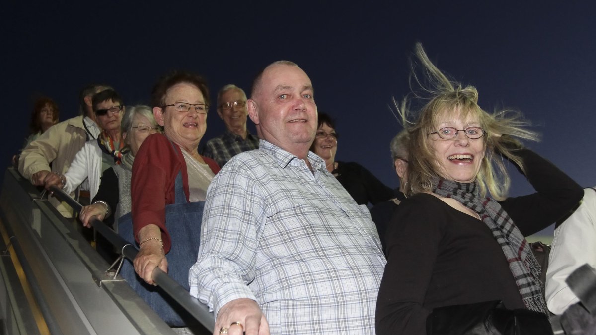Pasajeros suecos, llegando a Almería en una de las primeras operativas desarrolladas por Diputación.