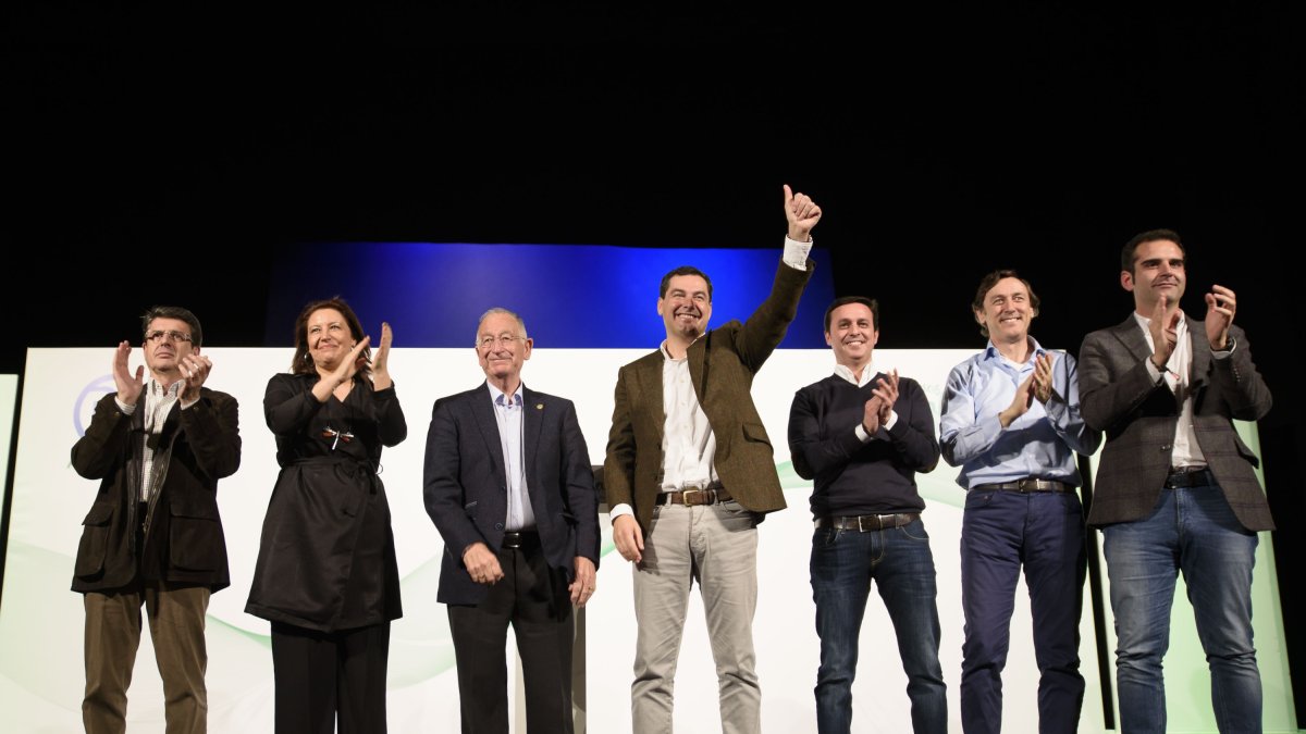 Foto de dirigentes del PP con Moreno al acabar el acto.