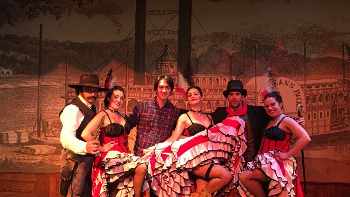 El equipo de produccio´n con las bailarinas y actores de MiniHollywood.