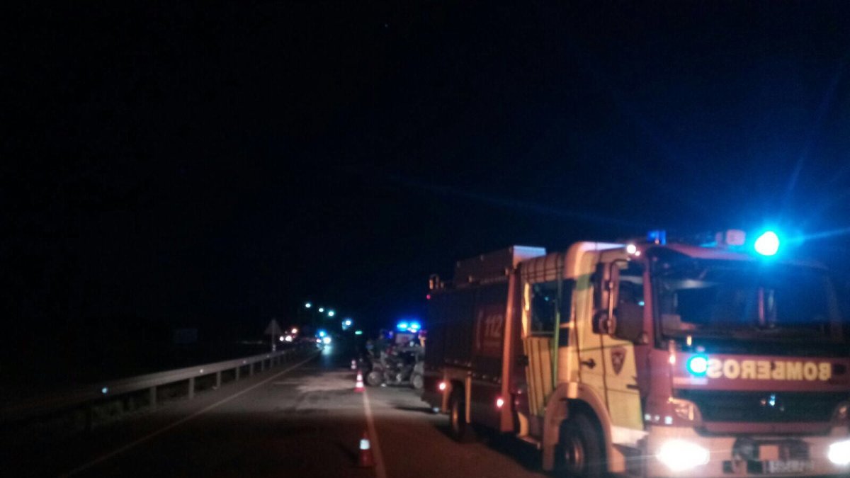 Efectivos de los bomberos atendiendo el accidente en una imagen del parque de Turre.