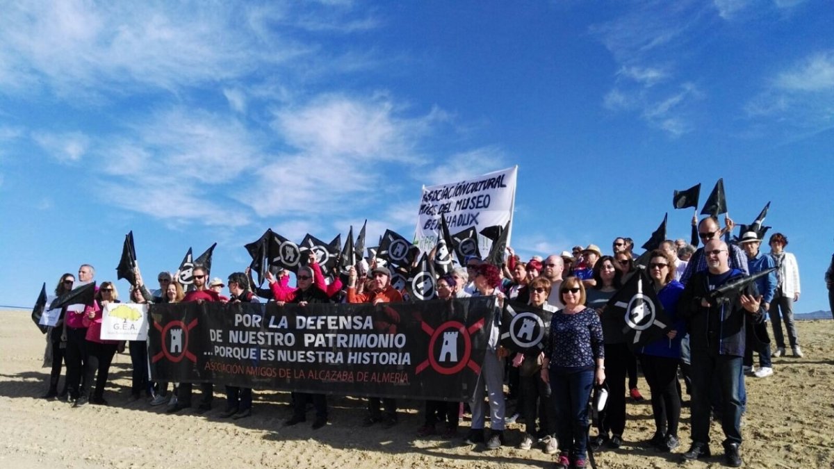 Amigos de la Alcazaba en su protesta de esta mañana.