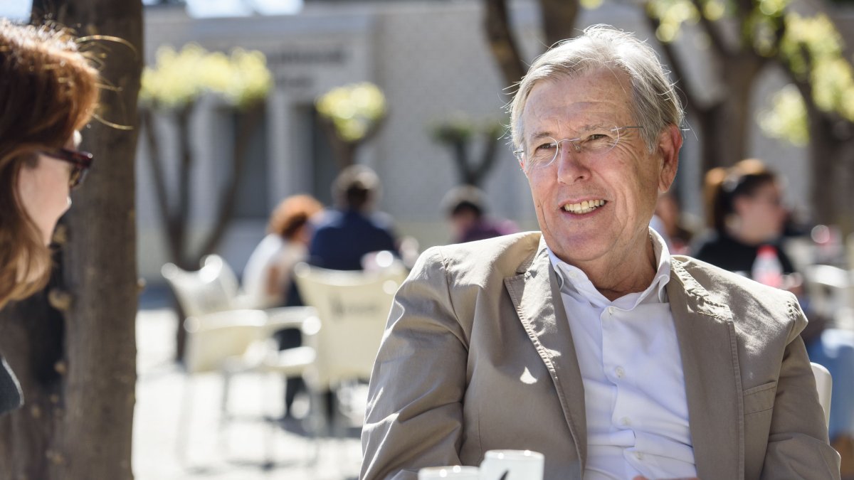 Luis Cortés fotografiado durante la entrevista en el campus de la Universidad de Almería.