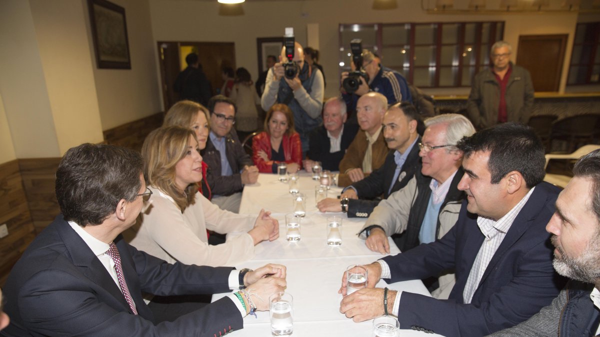 Reunión de Susana Díaz y miembros del PSOE de Almería con representantes de la Mesa del Ferrocarril celebrada durante la pasada noche en Roquetas de