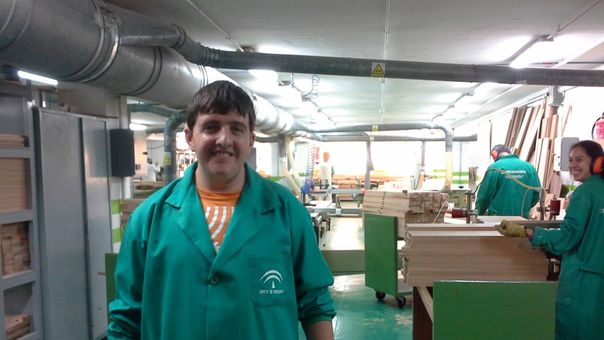 Ramón Giménez Ruiz en el taller de carpintería.