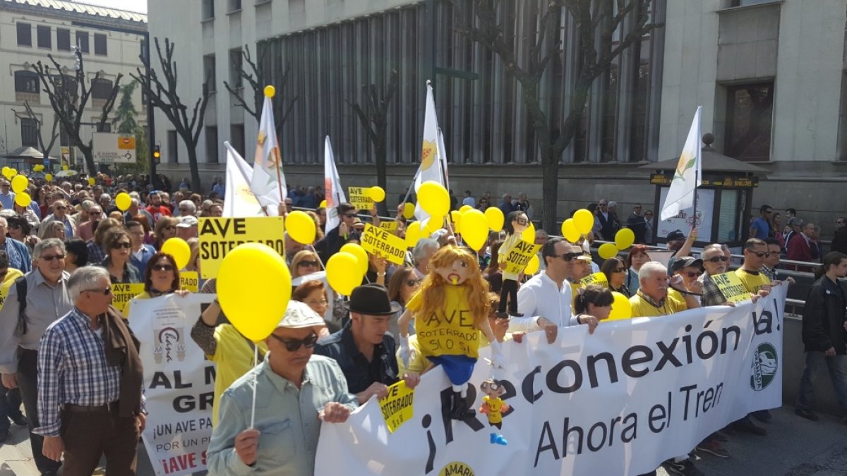 Manifestación en Granada a la que se sumó la Mesa del Ferrocarril de Almería.