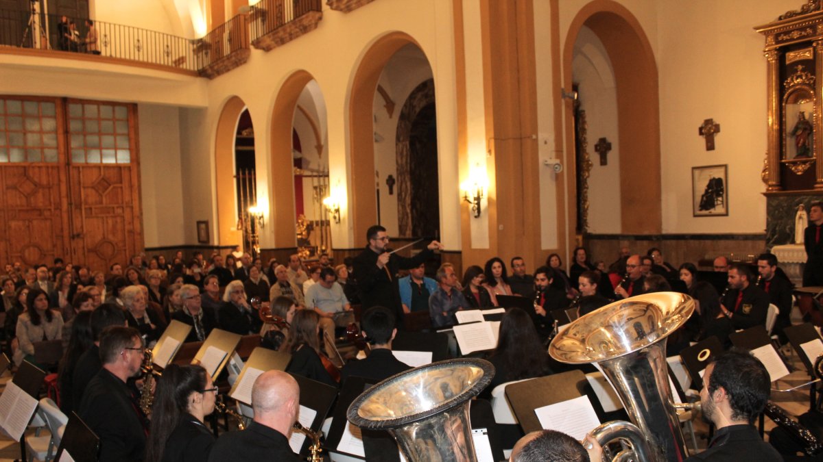 Félix Ruiz González, director de la Banda Sinfónica de Huércal de Almería, dirigiendo la marchaganadora del IV Concurso Nacional de Composiciones de