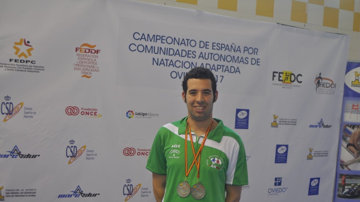 Tejada con sus dos nuevas medallas.