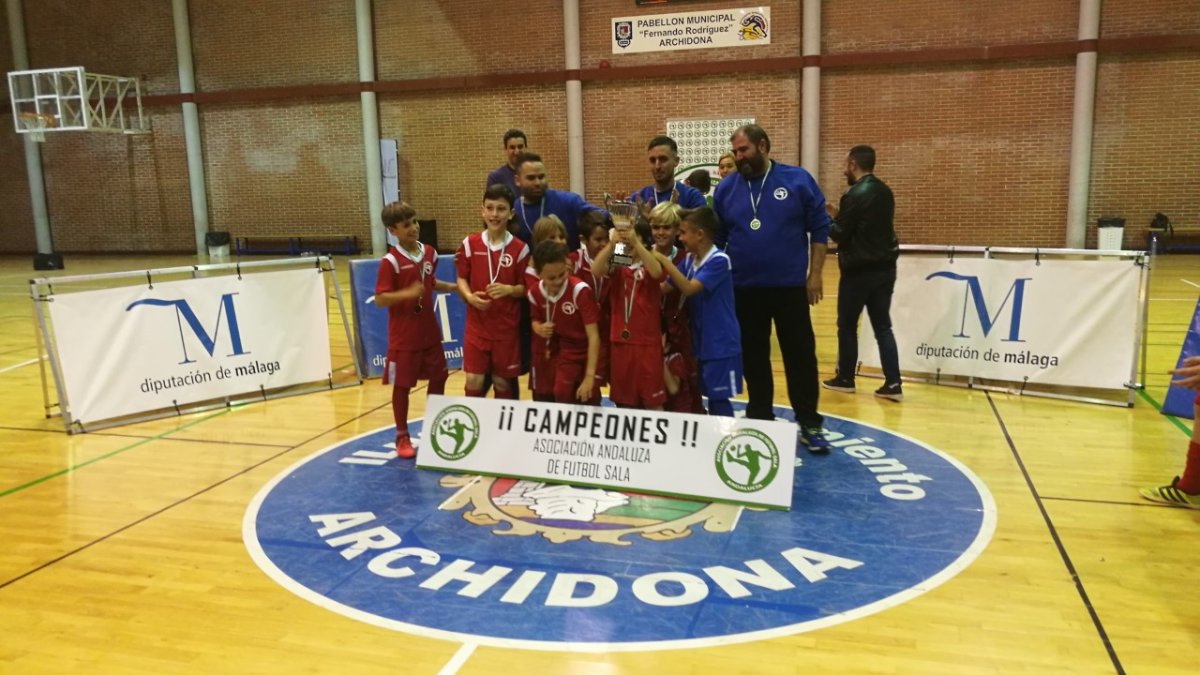 Los benjamines almerienses recibiendo su trofeo.
