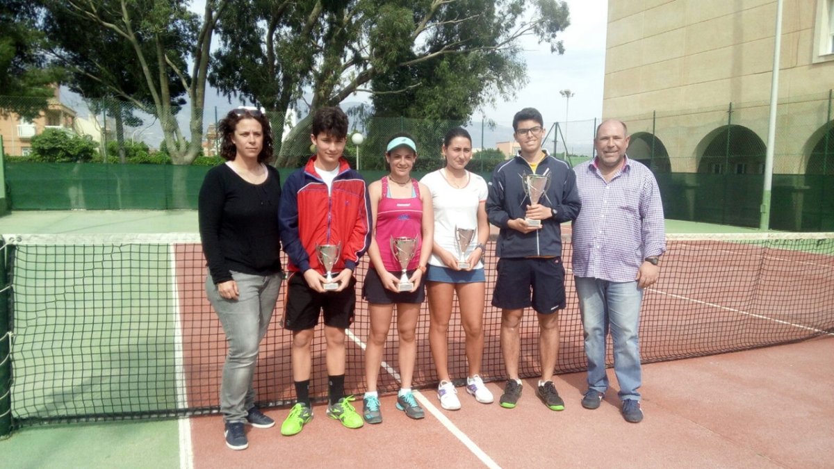 Finalistas con sus trofeos y organizadores del torneo.
