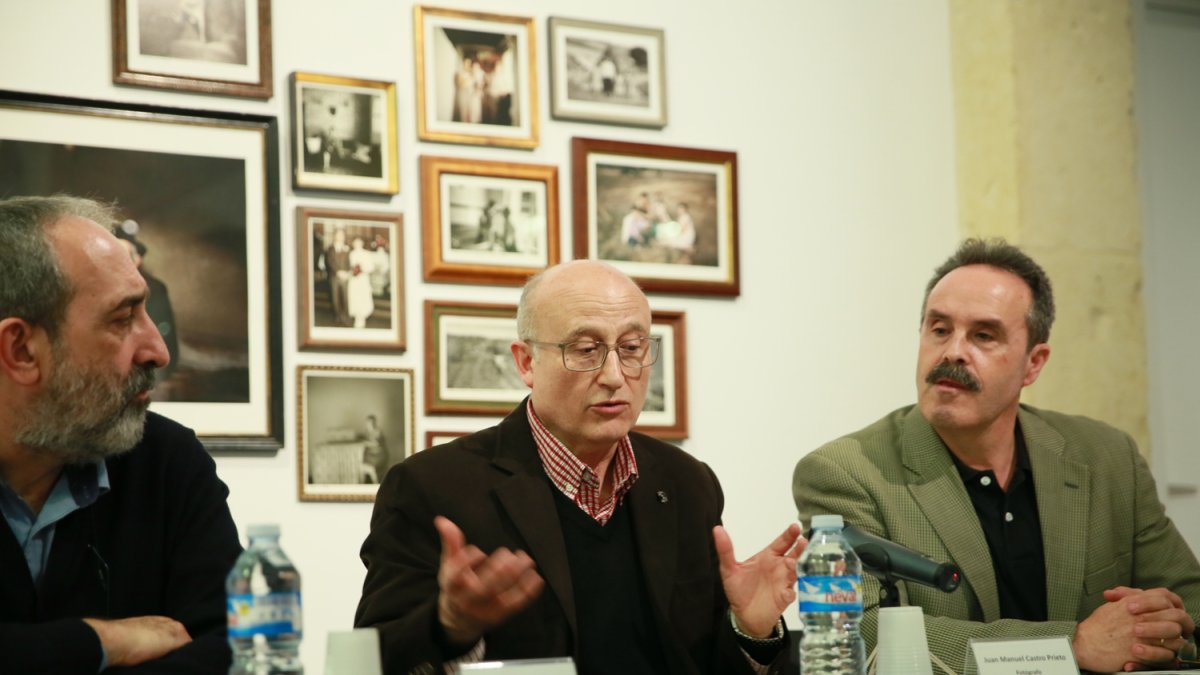 Juan Manuel Castro (en el centro), entre Juan Carlos Asián y Alfredo Valdivia.