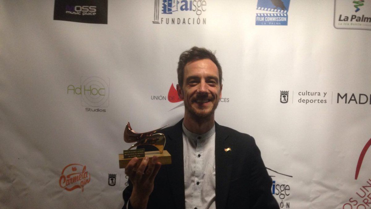 El actor almeriense Rubén Frías, con su premio (Foto: Twitter Unión de Actores).