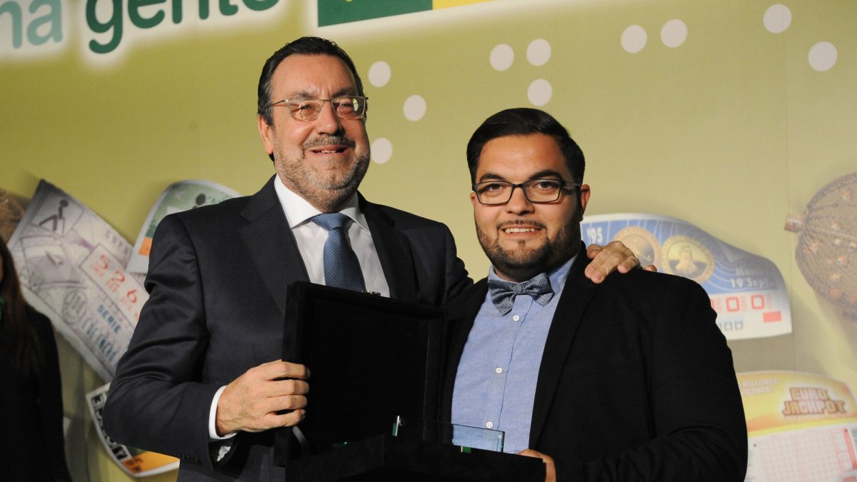 Momento de la entrega del galardón.