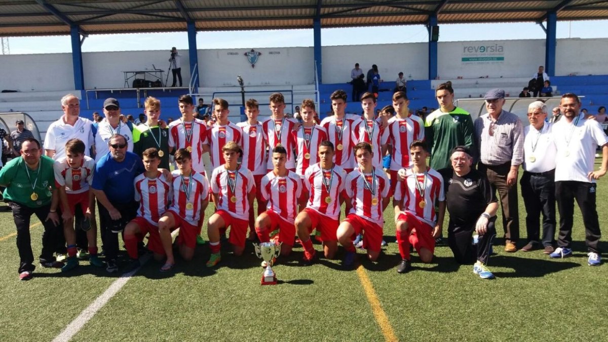 Los cadetes posan con la medalla de plata.