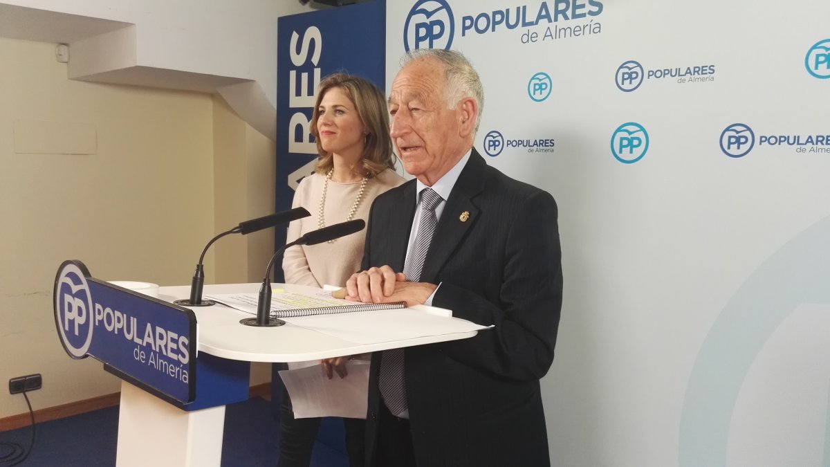 Gabriel Amat, este tarde en la sede del PP, junto a Ana Mestre.