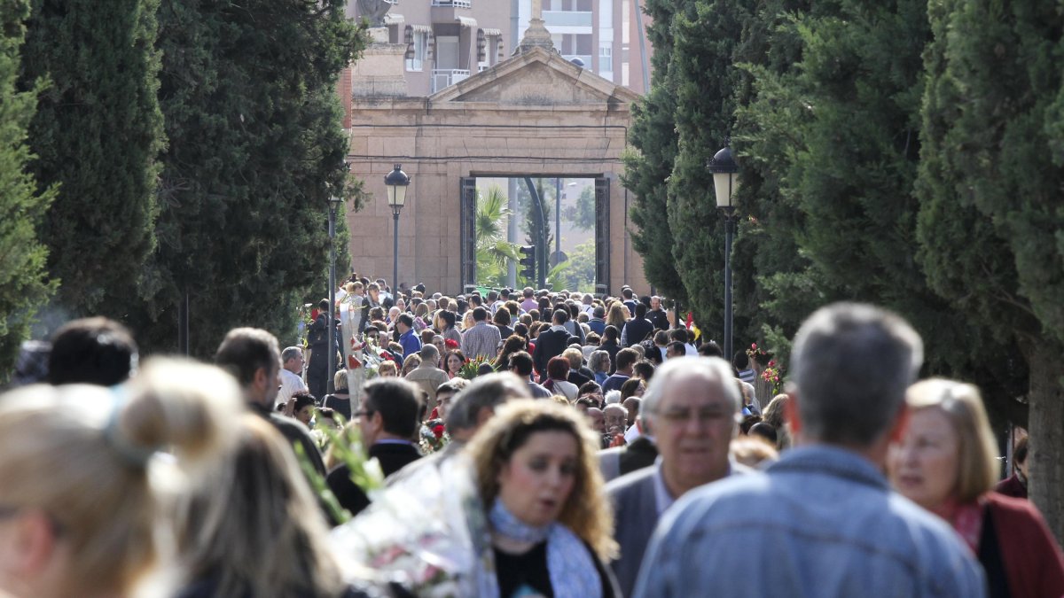 Imagen del interior del cementerio un 1 de noviembre