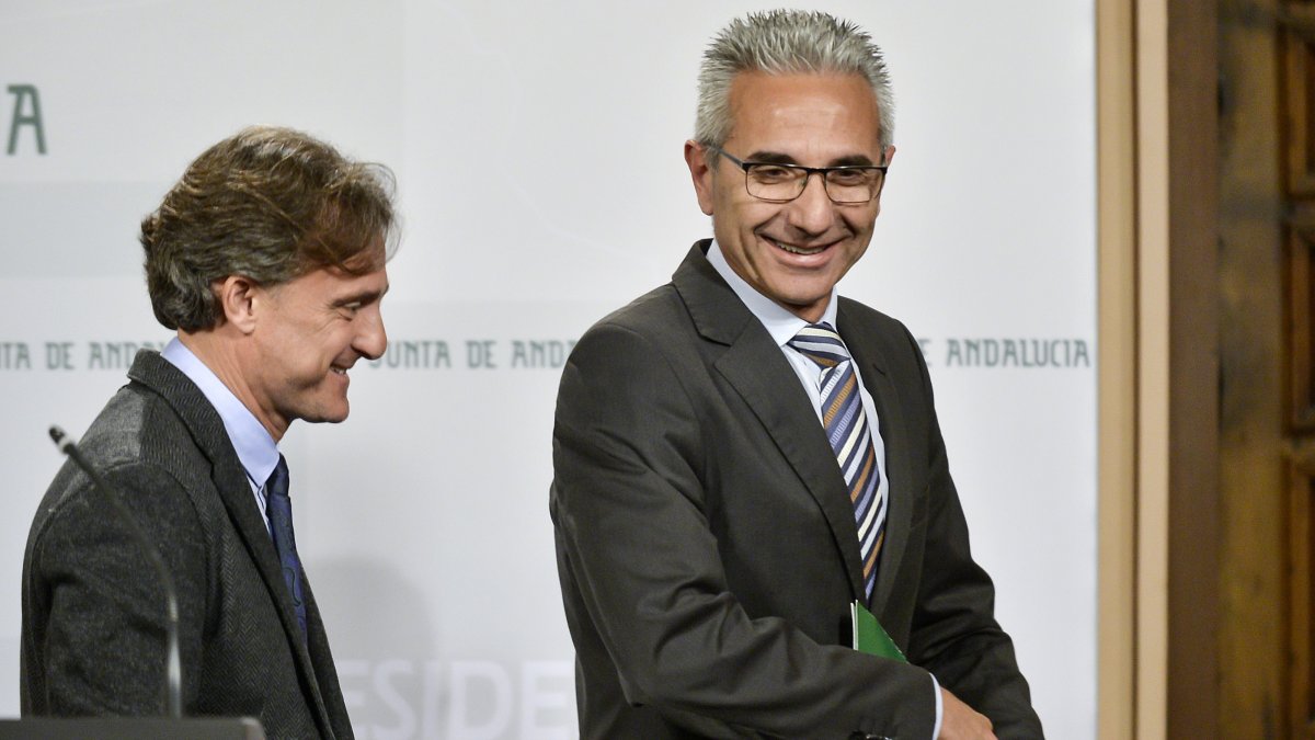Consejero de Medio Ambiente y portavoz antes de la rueda de prensa.