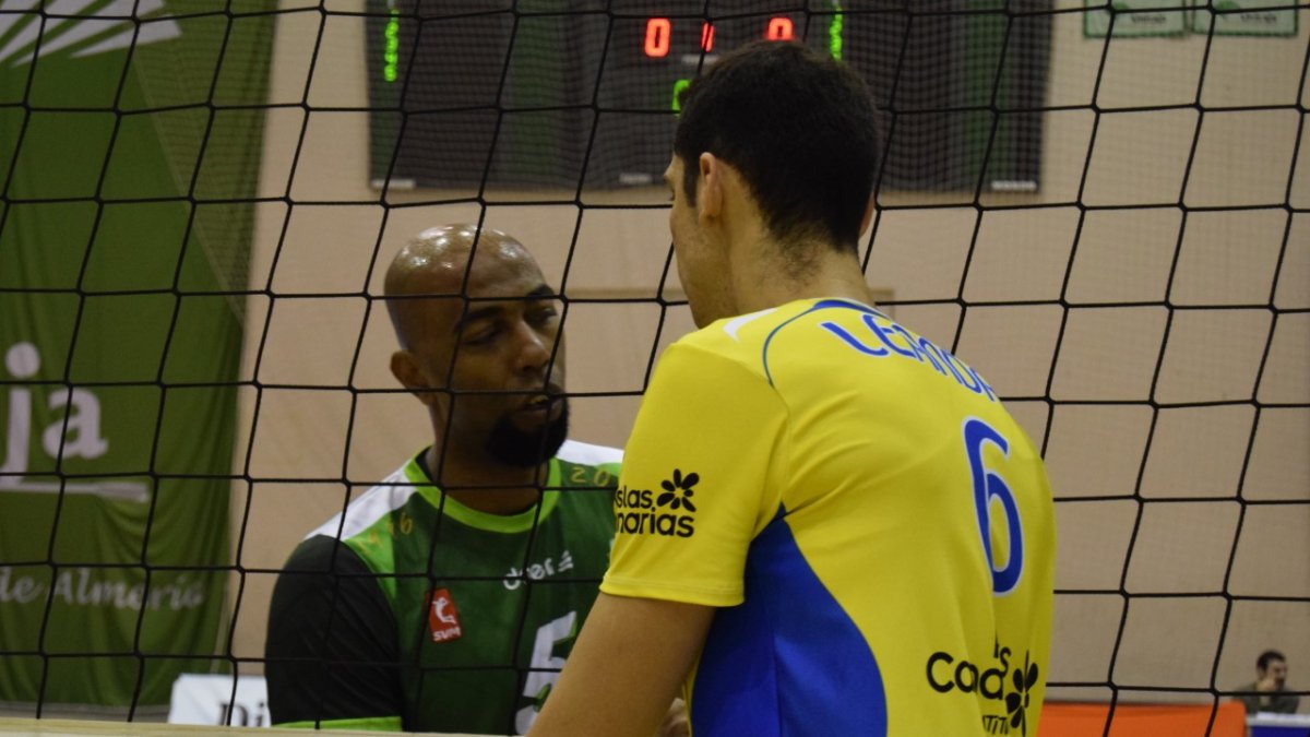 Moisés Cézar ante otro gigante del voley.