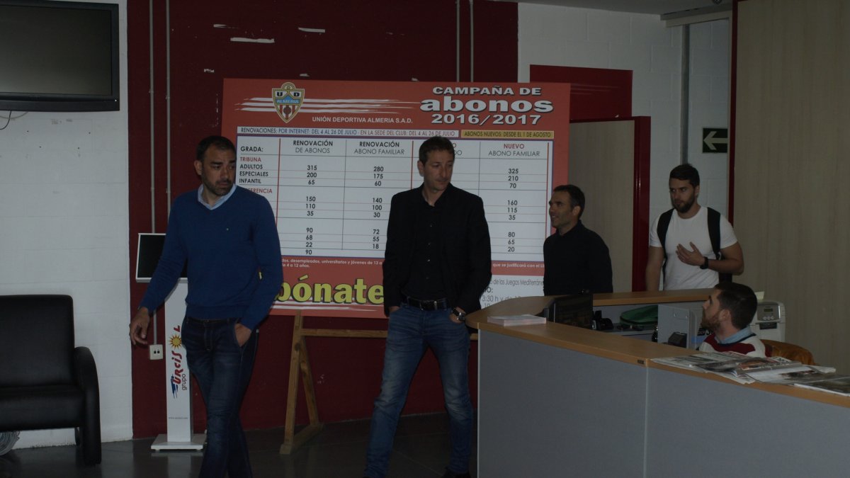 Lozano, Ramis y su equipo en la sede esta mañana.