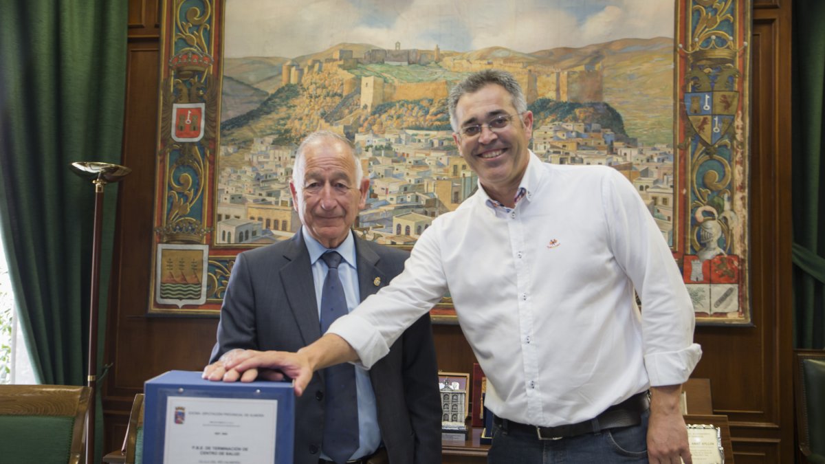 Amat y el alcalde olulense con el proyecto.