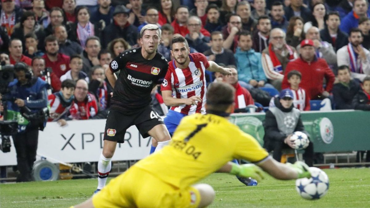 Leno evitando el gol de Koke.