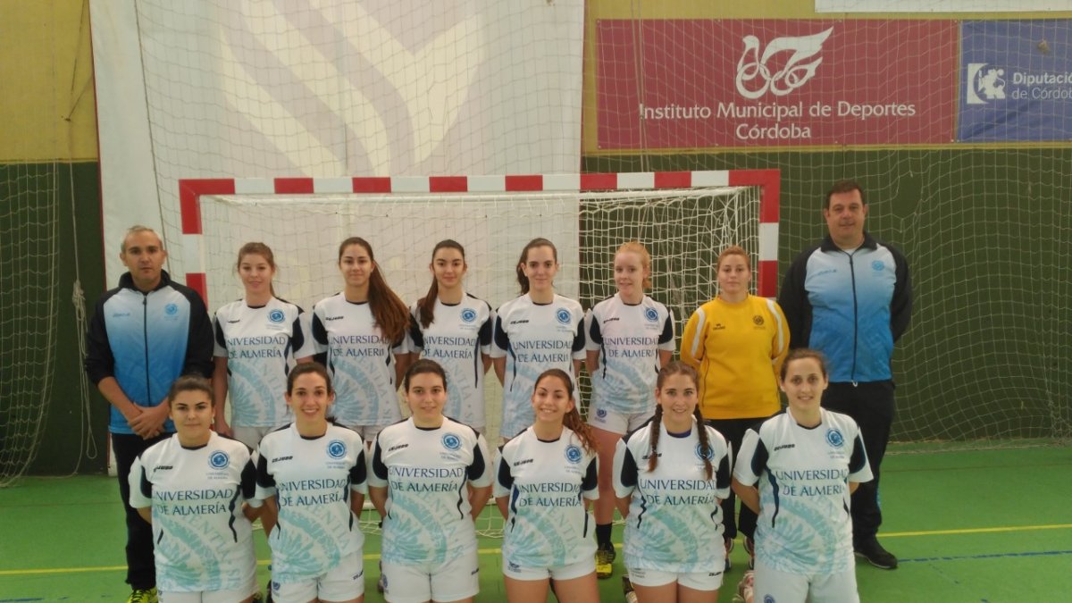 Las universitarias lo intentaron.