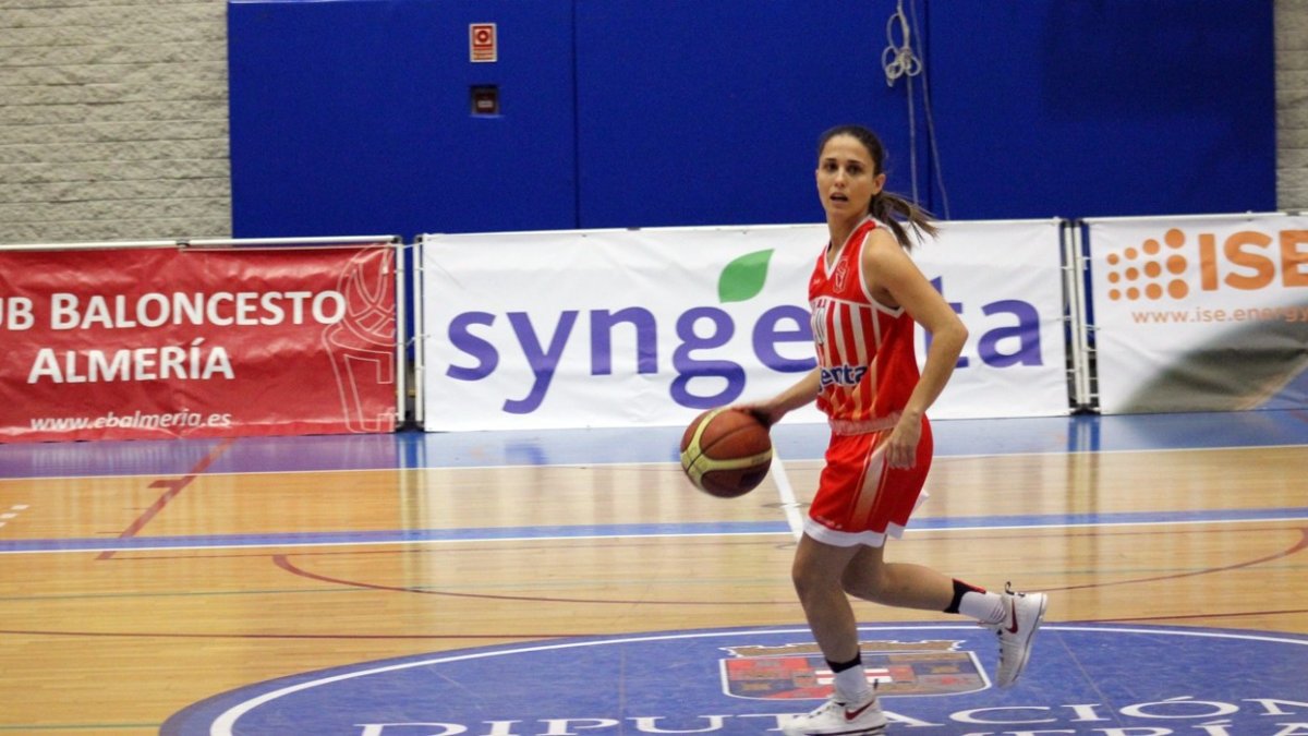 La jugadora sumbo a canasta.