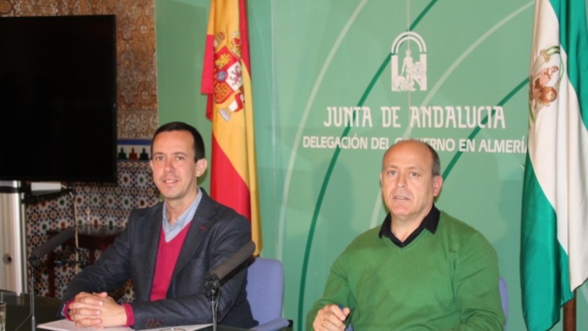 El delegado de Educación, José María Martín y el jefe de Consumo, Cristóbal Estévez.