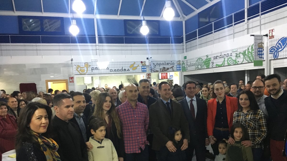 Comerciantes y autoridades ayer tras la inauguración de la rehabilitada Plaza de Abastos de Macael.